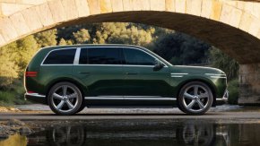 Genesis GV90 с 657 к.с. и 500 км пробег се зарежда до 80% за 22 минути