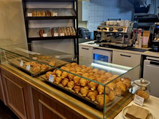 ДА! Late, Cafe & Croissant, въпреки грешката в названието и цената на кифлата