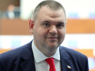 Съветници в кабинета на премиера са "чести гости" на производители на мантинели: Пеевски