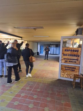 Намериха мъж, пребит до смърт в асансьор при метростанция Жолио- Кюри