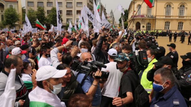 Протест пред НС иска оставката на правителството