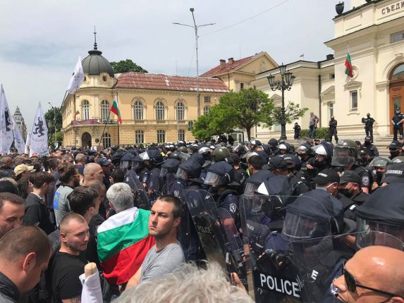 Протест пред НС иска оставката на правителството