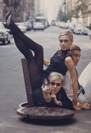 Анди Уорхол с Иди Седжуик и Чък Уейн в Ню Йорк, 1965 г. 