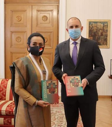 Посланичка подари рисуван от нея портрет на президента