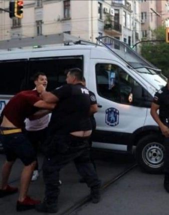 Полицията влачи и пребива протестиращи пред Министерския съвет 