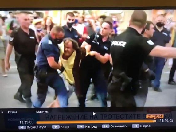 Полицията влачи и пребива протестиращи пред Министерския съвет 