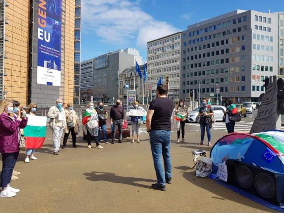 Българи в Брюксел протестираха с маски на очите