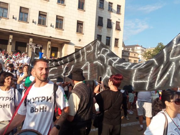 Хиляди на протест за оставка на правителството