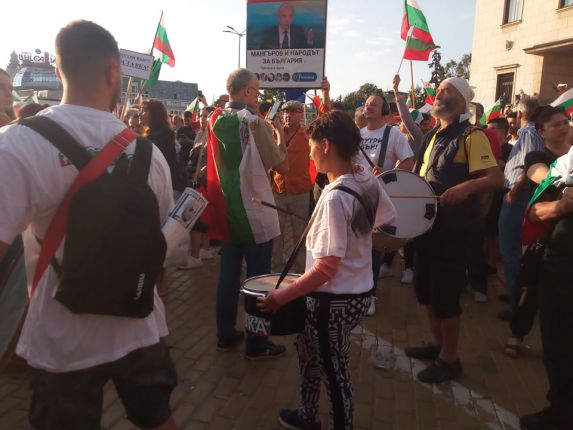 Хиляди на протест за оставка на правителството