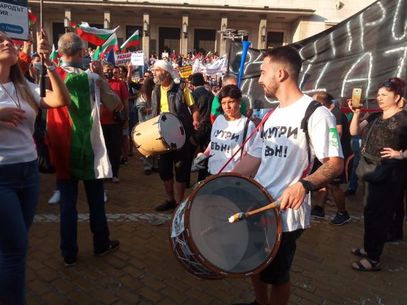 Хиляди на протест за оставка на правителството