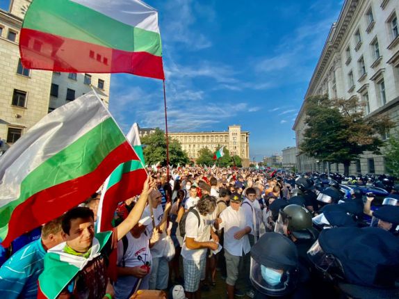 Хиляди на протест за оставка на правителството