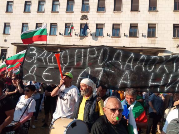 Хиляди на протест за оставка на правителството
