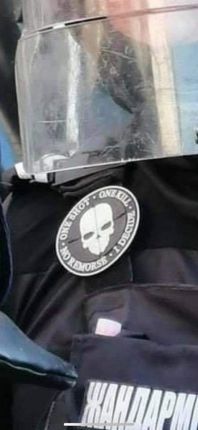 Полицай втрещи със скандална нашивка - убийство