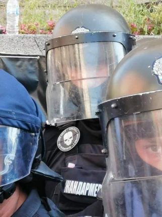 Полицай втрещи със скандална нашивка - убийство