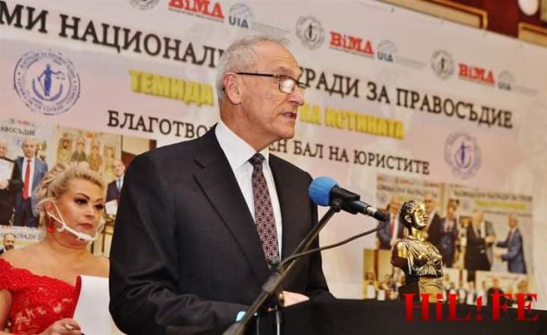 Конституционният съдия проф. Семов дари Теодор Чипев с Гран При за право