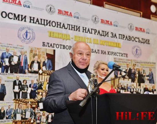 Конституционният съдия проф. Семов дари Теодор Чипев с Гран При за право