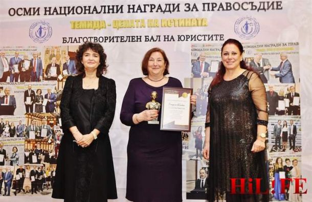 Конституционният съдия проф. Семов дари Теодор Чипев с Гран При за право