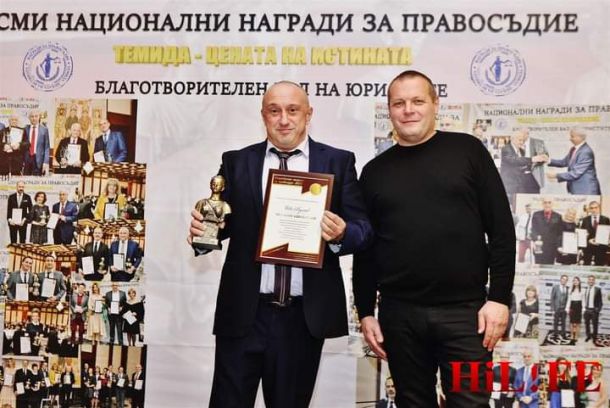Конституционният съдия проф. Семов дари Теодор Чипев с Гран При за право