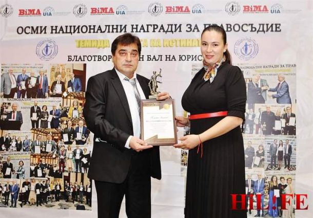 Конституционният съдия проф. Семов дари Теодор Чипев с Гран При за право
