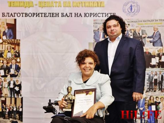 Конституционният съдия проф. Семов дари Теодор Чипев с Гран При за право
