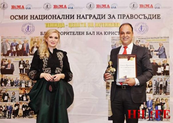 Конституционният съдия проф. Семов дари Теодор Чипев с Гран При за право