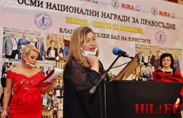 Конституционният съдия проф. Семов дари Теодор Чипев с Гран При за право