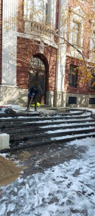   Разбиват каменните плочи на Народния театър