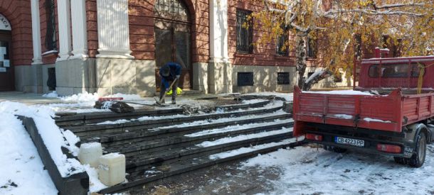   Разбиват каменните плочи на Народния театър
