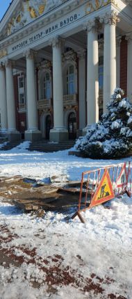   Разбиват каменните плочи на Народния театър