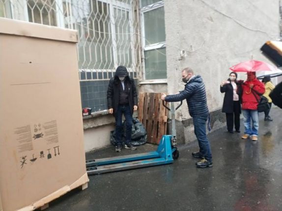 Батки ритат фризера за ваксините срещу К19