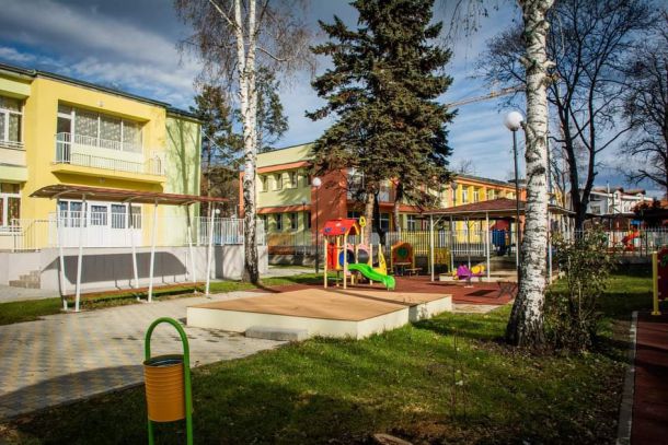 Обновихме детска градина №90 и 102 Основно училище Панайот Волов: Фандъкова