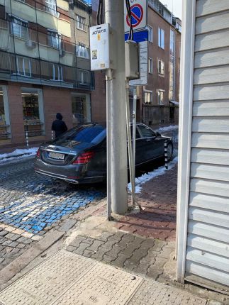 Кого вози Майбах с лампите на НСО?