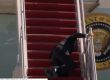 Байдън падна 3 пъти на стълбите на Air Force One 