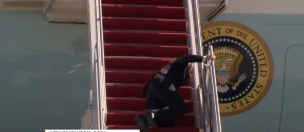 Байдън падна 3 пъти на стълбите на Air Force One 