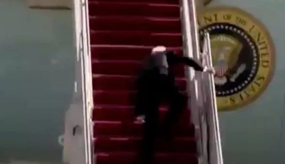 Байдън падна 3 пъти на стълбите на Air Force One 