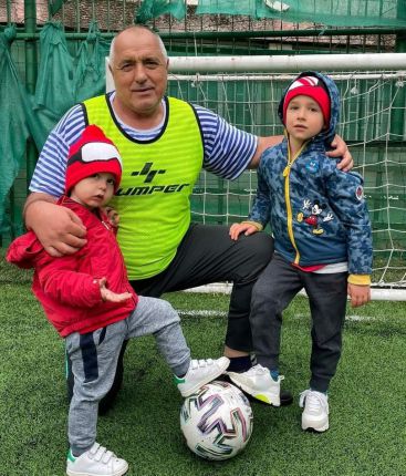 Борисов с внуците на футбол