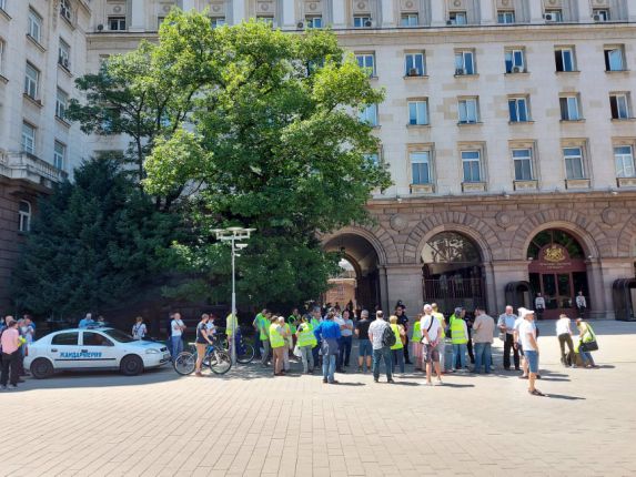 Борисов и Нинова като коалиция: тя цепи новото мнозинство, той „разкрива” легенди какво бил искал от Станишев, когато е била негов депутат