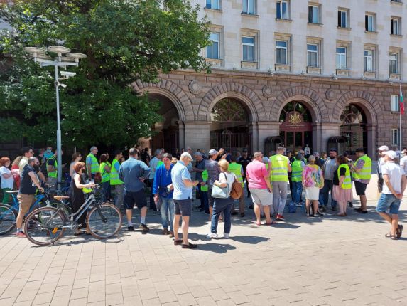 Борисов и Нинова като коалиция: тя цепи новото мнозинство, той „разкрива” легенди какво бил искал от Станишев, когато е била негов депутат