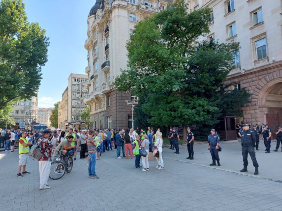 Борисов и Нинова като коалиция: тя цепи новото мнозинство, той „разкрива” легенди какво бил искал от Станишев, когато е била негов депутат