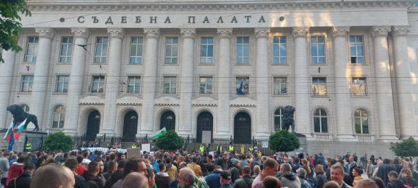 Хиляди се събраха на протест срещу Гешев