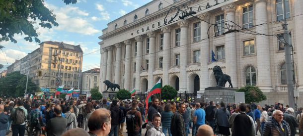 Хиляди се събраха на протест срещу Гешев