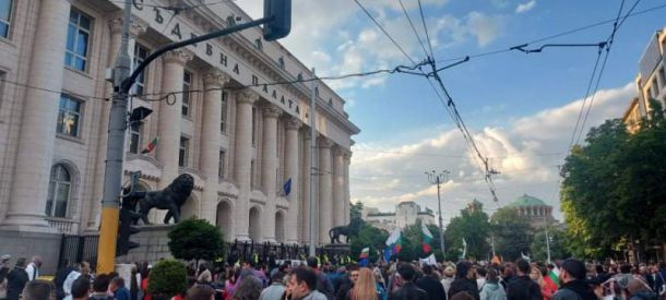 Хиляди се събраха на протест срещу Гешев