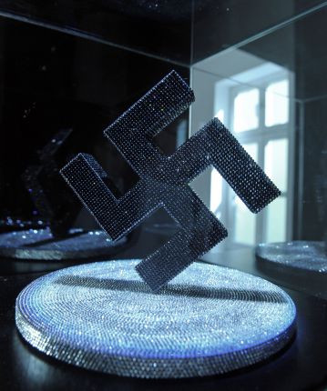 Свастика Swarovski