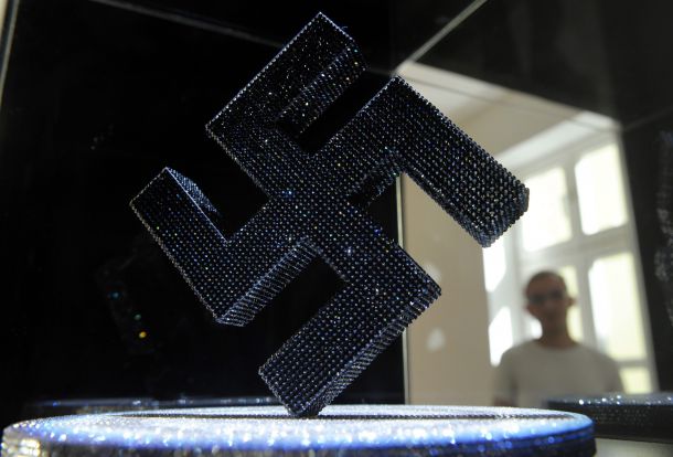 Свастика Swarovski