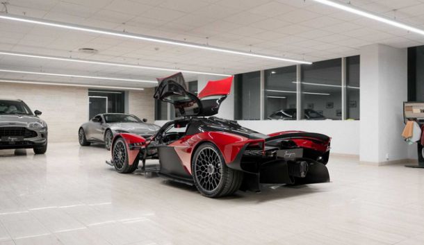 Aston Martin Valkyrie в Норвегия изглежда зашеметяващо в цвят Supernova Red