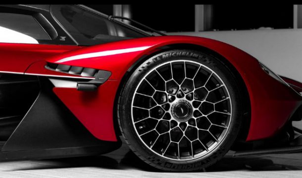 Aston Martin Valkyrie в Норвегия изглежда зашеметяващо в цвят Supernova Red