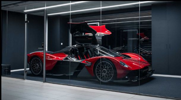 Aston Martin Valkyrie в Норвегия изглежда зашеметяващо в цвят Supernova Red