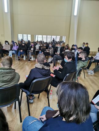 Кметът на София дискутира медийната грамотност и фалшивите новини с 9-класници в 30-о училище