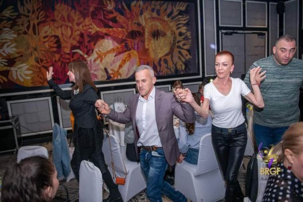  Раева поведе Йовчев на хоро с нов имидж (ФОТОГАЛЕРИЯ)