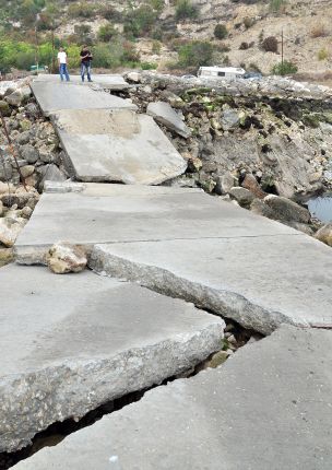 Свлачище глътна стогодишен морски фар в Кранево